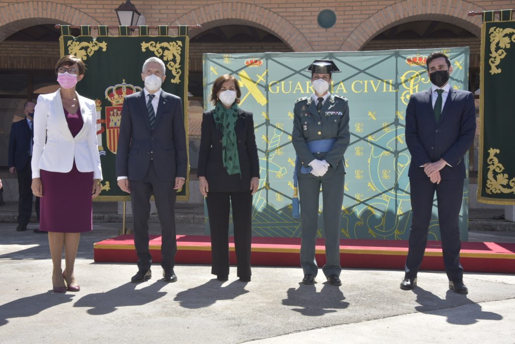 Silvia Gil Cerdá toma posesión como jefa de la Comandancia de la Guardia Civil en Teruel rodeada de autoridades. Fuente: Guardia Civil. 