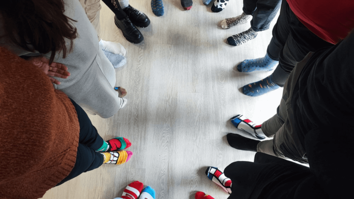 MAD conmemora el Día Internacional del Síndrome de Down con calcetines desparejados