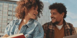 Opositar en pareja: cuando los dos sois opositores de diferentes especialidades