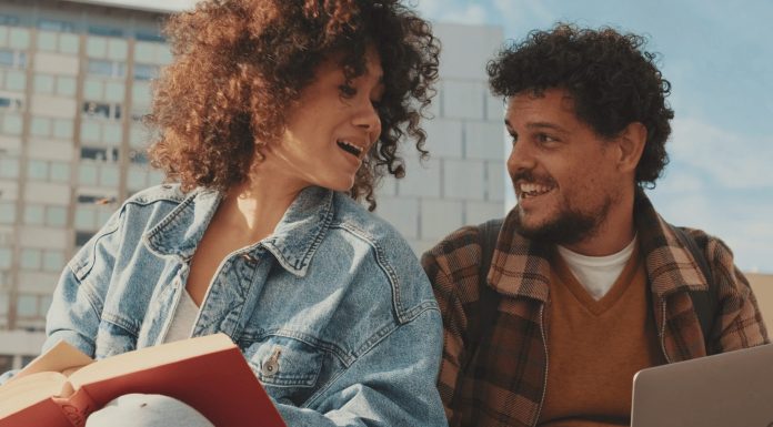 Opositar en pareja: cuando los dos sois opositores de diferentes especialidades