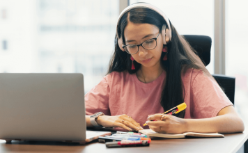 Trabajar y estudiar oposiciones: la realidad de más del 80% de los opositores Trabajar oposiciones